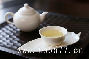 
从白茶的制作工艺开始说起，作为六大茶之一的白茶，它的制作工艺和其他茶有着很本质的区别，它不经过杀青以及揉捻的过程，只需要经过采摘、萎凋、烘干和保存四个步骤，所以相对来说白茶也是一道很天然的茶品。