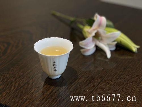 福鼎白茶是六大茶类中工艺最简单的一类茶，简单到只有三步：采摘——萎凋——干燥。