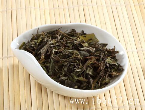 白牡丹茶各个级别的品质,为什么饼茶的颜色更深？